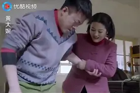 儿子受伤回家，母亲看着心疼不已，想带去医院被泼辣儿媳阻拦视频封面