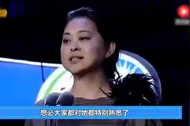 60岁倪萍近照，穿紫红色针织衫，下巴尖瘦，淡妆出镜！