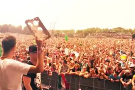 外国人到底多会玩？6万人一起左摆右摆向天空扔垃圾视频封面