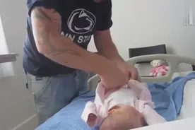 宝宝出生第二天，爸爸第一次帮她换衣服，这画面太有爱了视频封面