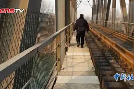 一个基层铁警27年的坚守：每天巡线40公里视频封面