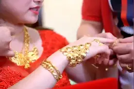 福建一姑娘出嫁，猜猜新娘身上戴的金首饰有多重，真是太有钱了吧