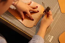 皮匠做了一个创意牛皮包，看完才知为啥那么多人喜欢，全是技术