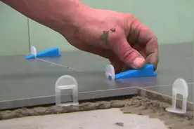 如此高超手艺活很少见，德国装修工人，贴地瓷片的全过程视频封面