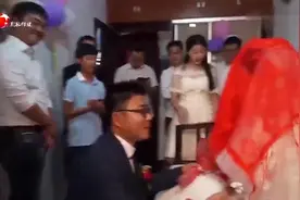 江西一户人家姑娘出嫁，新郎给新娘下跪念保证书，还掀了红盖头
