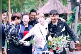 43岁何炅承认单身，王菁并非何炅老婆，不婚原因另有深意