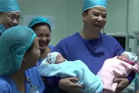 产房传来喜讯年轻妈妈生了一对龙凤胎，婆婆和妈一人抱一个好开心视频封面