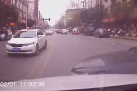 大卡车突然打双闪，按喇叭刹车，车身侧滑，看完视频才知道原因视频封面
