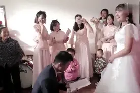 湖南农村一帅哥去迎亲，新郎给新娘下跪宣誓，伴娘也真是不少