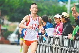 聋哑男子爱好马拉松 用奔跑让世界有声图片