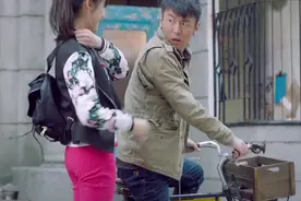 妹子坐自行车的方式太威武，男子：神经病呀！他们俩凑一块太逗了视频封面