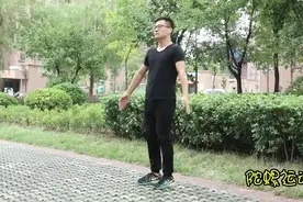 每天坚持原地抬腿胯下击掌99次，15天暴瘦全身，完美大腿曲线