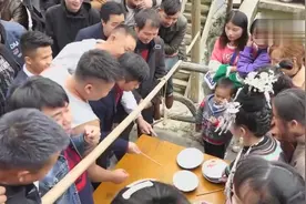 贵州一小伙率着兄弟去接亲，新娘家拦路敲碗，敲到什么吃什么视频封面