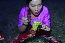 印尼美女野外徒手抓蛤蟆，用咖喱爆炒一人吃的津津有味视频封面