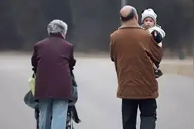 外国人带孩子得心应手，但在中国确是一家人头号大事图片