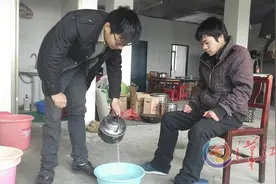 俩残疾小伙抱团取暖图片