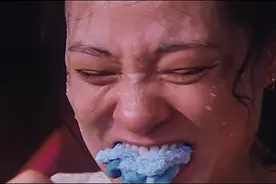 鬼后王小凤持刀片动手术，这个女人够狠，林威、王小凤经典动作片