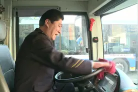 313路公交车司机刘宝中：“孤独”公交线路上的领路人视频封面