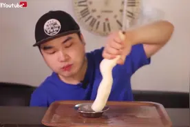 韩国小哥这样吃生萝卜，蘸点辣椒就啃看着真过瘾