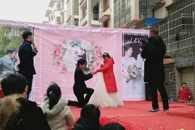 农村婚礼，新郎的‘单膝跪地’，新娘的一句‘我愿意’，感动哭了