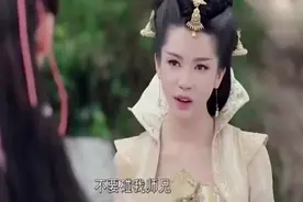 九尾狐在师兄身上施妖术，任凭敌人怎么进攻都是自己人打自己人