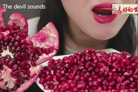 小姐姐吃红石榴，不吐籽，吃一勺水分真足，好棒