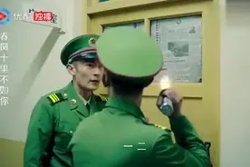 新生军训偷偷约会，没想到被教官撞见，小伙想出一招成功逃脱！视频封面