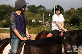 17岁小龙女现身骑马场吴卓林飒爽英姿像极了成龙大哥图片