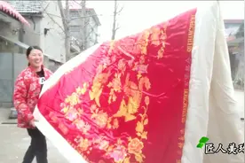 江西网友来我家做客，美玲忙前忙后做准备，把结婚的被子都取出了视频封面