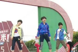 TFBOYS露天演出王俊凯王源易烊千玺三人炫舞现场沸腾