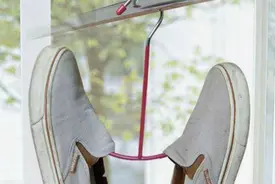 刚洗好的鞋没法挂着晾干，教你把凉衣架变成晾鞋的神器，非常实用