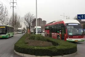 河南新乡设立25处限高杆“围城” 9趟公交改线或停运