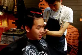 男生剪个两边短中间留长的发型，看起来这么清爽！视频封面