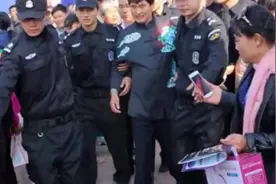 大衣哥朱之文“耍大牌”成瘾 保镖随行护驾连萌宝也上台献花视频封面