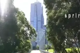 欧美达人时髦街拍，粉色长款大衣搭配白色铅笔裤，甜美又优雅！视频封面