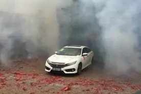 汽车为什么要远离放鞭炮？不是怕被烧着车，而且这三个原因！视频封面