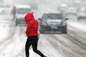 乌鲁木齐：持续降雪超17小时 达暴雪量级视频封面