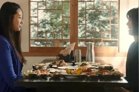 看看这二个漂亮的闺蜜面对一桌豪餐时干了什么事呢视频封面