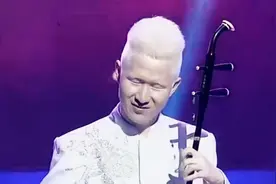 小伙患怪病全身皮肤发白，常被人歧视，如今突破自我勇登国际舞台视频封面