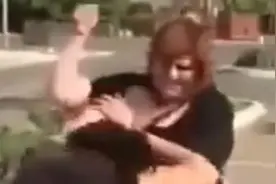 美女打架的正确姿势，抓住头发边打边骂！粗狂