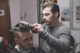 男生剪个两边短中间留长的发型，看起来很帅呀！视频封面