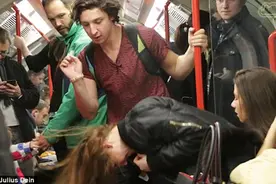 英男子地铁恶搞乘客视频走红网络图片