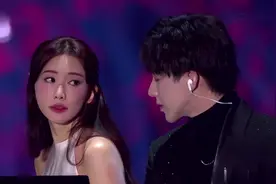 火遍抖音的刘宇宁与女神林志玲同台飙歌，把台下粉丝羡慕的不行！