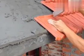 实拍农民贴瓦片，抹上水泥轻轻敲两下就贴好，久了会不会掉下来