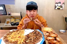 帅气小哥吃双拼披萨配炸鸡和可乐，一份18寸大一人吃完真牛！