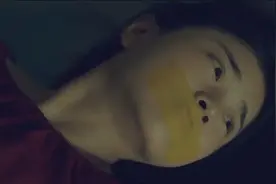 男子带女友出行，却被困在屋内视频封面