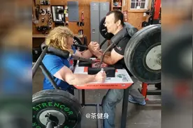 两位肌肉男扛着大块哑铃比赛扳手腕，真的是力气无处用了视频封面