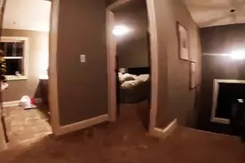 他们在宝宝身上绑摄像机然后玩捉迷藏，宝宝找爸妈的过程简直萌翻图片