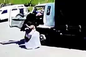 实拍超胖的姐姐上卡车，如果不是叉车帮忙，肯定上不去，笑翻了图片