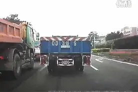 视频: 就说别在重车前面刹车，被撞爆了吧！图片